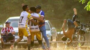 Celebró el gol de su club y se enredó en la alambrada