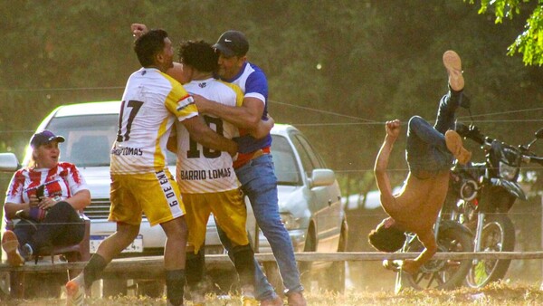 Celebró el gol de su club y se enredó en la alambrada