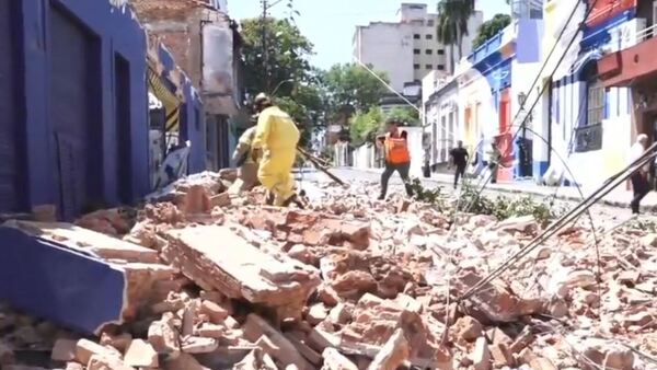 Fachada de estacionamiento se derrumba en el centro de Asunción: Hay desvío del tránsito