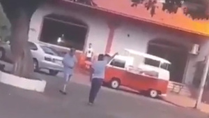 Taxistas ahuyentan aves con combas para proteger sus vehículos - SNT