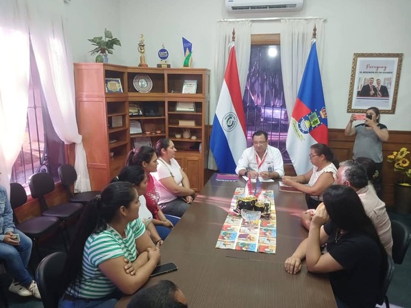 Secretario General recibe a directora de escuela de Santo Domingo para abordar necesidades educativas