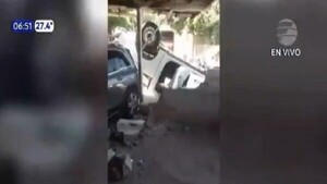 Persecución policial termina en choque, vuelco y daños a vivienda en Asunción