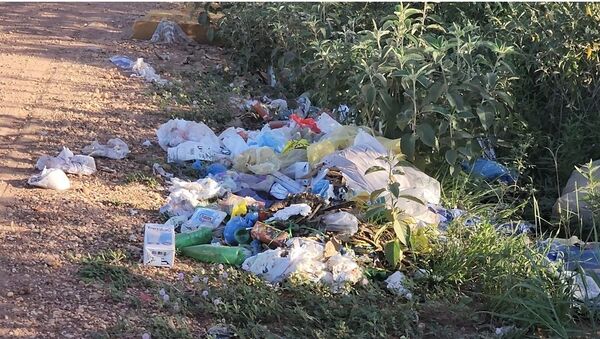 Crece la preocupación por la acumulación de basura en el muro de defensa de Santa María en Concepción