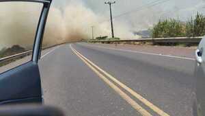 Bomberos controlan quema de pastizal en Arroyo y Esteros