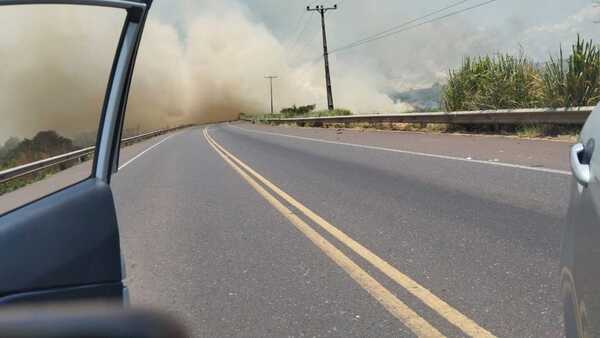 Bomberos controlan quema de pastizal en Arroyo y Esteros