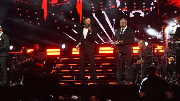Só Pra Contrariar encendió el mes del amor en un emotivo concierto