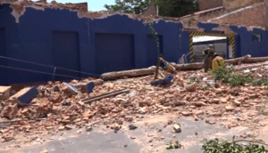 Colapsó la estructura de un antiguo edificio en el microcentro de Asunción - trece