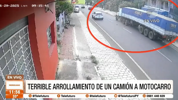 Terrible arrollamiento de un camión a un motocarro