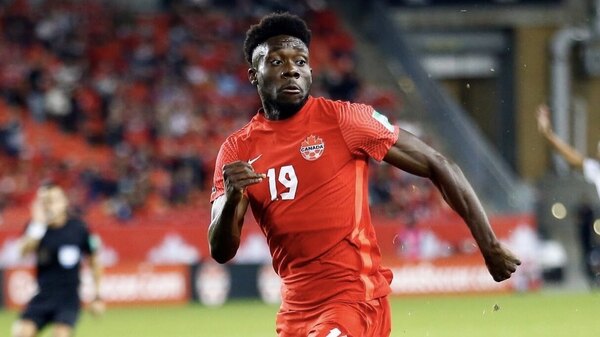 Versus / Alphonso Davies rechaza al Real Madrid y renueva con el Bayern hasta 2030