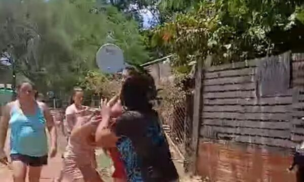 (VIDEO)De los pelos se agarraron yiyis por un presunto robo de lelu