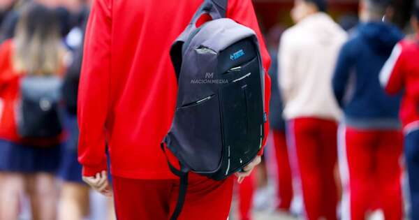 La Nación / Mochilas pesadas pueden afectar músculos y articulaciones de la columna de estudiantes, recuerdan