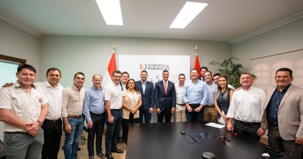 En medio de sublevaciones en el oficialismo, los gobernadores fueron a darle su apoyo a Santi