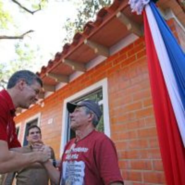 Gobierno entrega viviendas dignas a más de 80 familias de Central :: Presidencia de la República del Paraguay