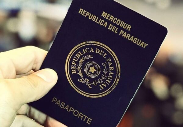 Denuncian cobros excesivos de pasaportes
