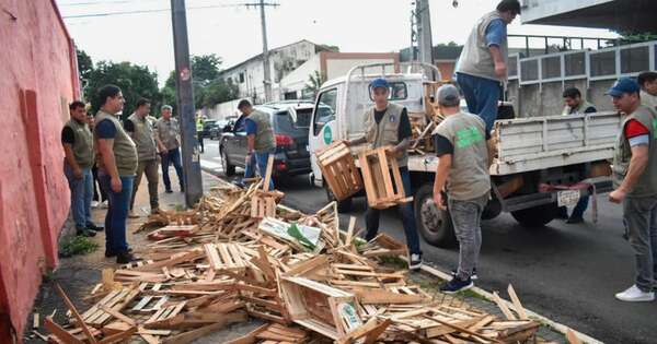 La Nación / Despejan estacionamientos reservados por cuidacoches en Asunción