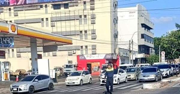 La Nación / Semáforos no funcionan por falta de energía eléctrica y genera caos en el tránsito
