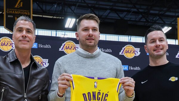 Los Lakers presentan a Doncic con el '77' oro y púrpura