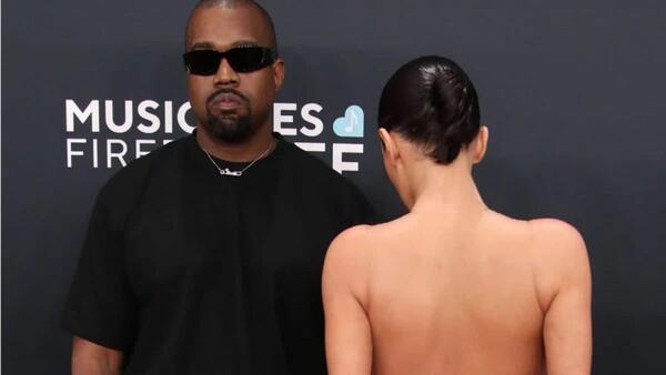 Kanye West pierde 20 millones de dólares por llevar desnuda a su esposa a los Grammy