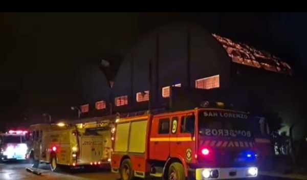 Reportan incendio de grandes proporciones en Fernando de la Mora - 1000 Noticias