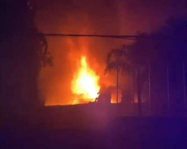 Descontrolado incendio en un depósito de Fernando de la Mora - Policiales - ABC Color