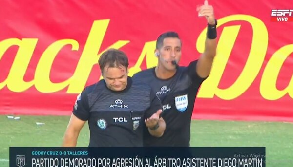 Versus / Vuelve la violencia en el fútbol argentino con agresión y suspensión en Mendoza