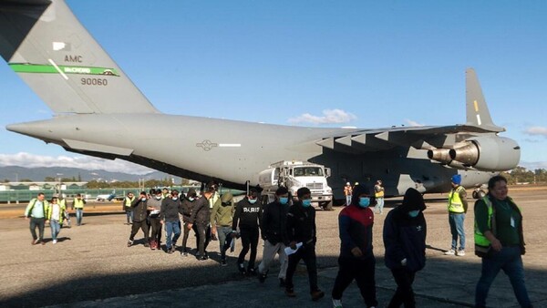 La India recibe un vuelo con más de un centenar de deportados desde Estados Unidos