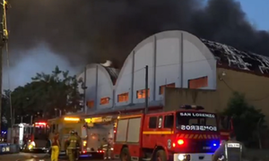 Incendio consume depósito de una transportadora