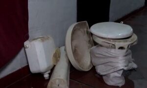 Ladrones fueron pillados robando un juego de baño