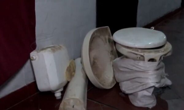 Ladrones fueron pillados robando un juego de baño