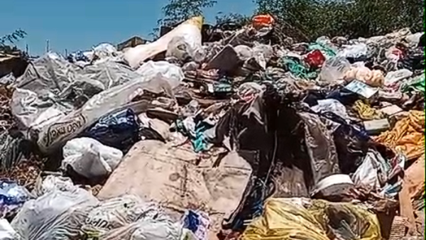 Basura ya le llega hasta el techo de su casa
