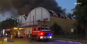 Incendio de gran magnitud consume depósito en Fernando de la Mora - ADN Digital