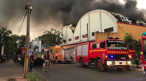 Incendio de gran magnitud en depósito de transportadora