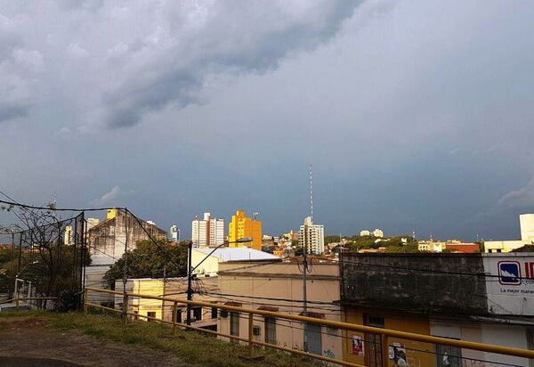 Aumenta probabilidad de chaparrones con ocasionales tormentas eléctricas en todo el país