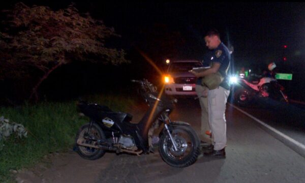 Motoca omanoité aplastado por un semirremolque, cuyo chofer se fugó