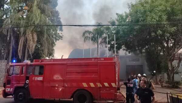 Incendio de gran magnitud en un depósito en Fernando de la Mora - trece