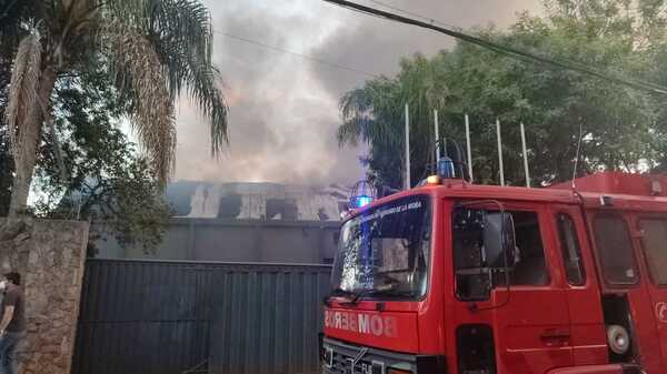 Incendio consume depósito de transportadora en Fernando de la Mora - Unicanal