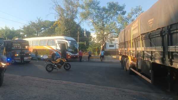 ¡Atrapados sobre ruta PY02! Camión descompuesto bloquea el tránsito en San Lorenzo