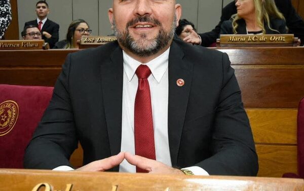 Diputados impulsan expulsión de Orlando Arévalo