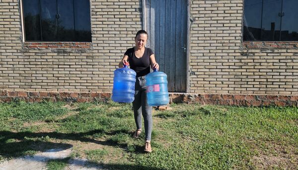 Madre hace llamado a la Atención sobre la Falta de Acceso a Agua Potable en San Francisco