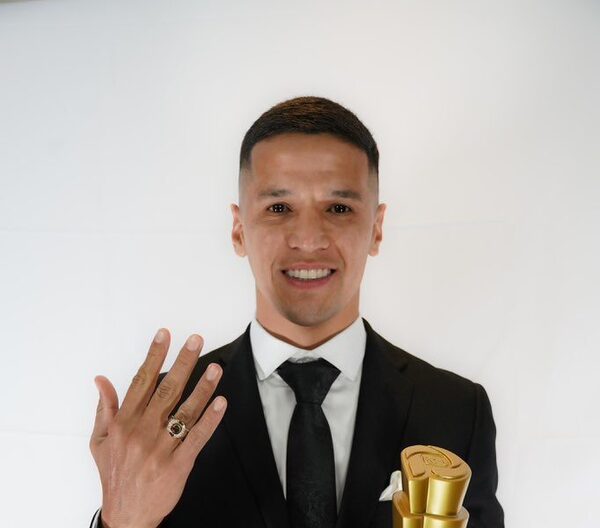 Alex Arce peló anillo de 18 kilates tras arrasar con premios de la Liga de Quito