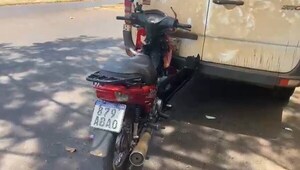 Motociclista terminó incrustado en un minibus sobre la avenida Bertoni