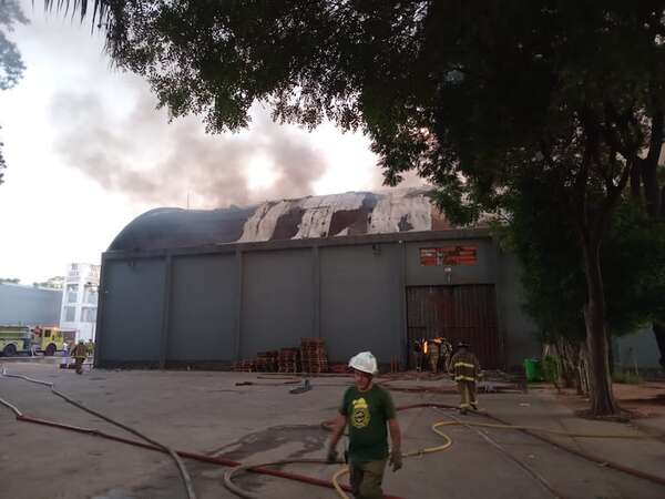 Incendio en transportadora adjudicada no afectó a kits escolares, según el MEC - Nacionales - ABC Color