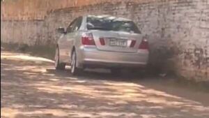 VIDEO: Graban un auto con extraños movimientos en plena calle vecinal