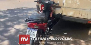  MOTOCICLISTA IMPACTÓ CONTRA UN MINIBÚS DETENIDO EN LA CIUDAD DE ENCARNACIÓN  - Itapúa Noticias