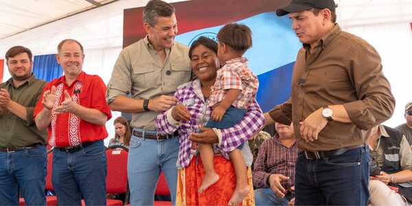 Histórica entrega de títulos de propiedad a comunidades indígenas del Chaco • PARAGUAY TV