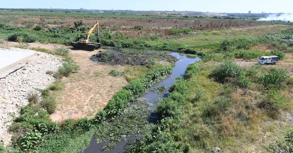 La Nación / Limpian canal de agua en zona de la Costanera Sur de Asunción