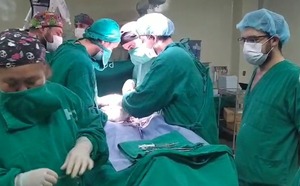Reportan realización de primeros trasplantes renales simultáneos del 2025 - trece
