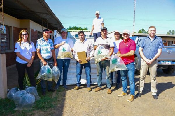 Yacyretá entregó alevines a piscicultores de Carmen del Paraná - ADN Digital