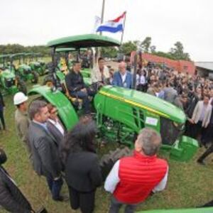 Gobierno en Marcha: Entrega histórica de maquinarias viales a las 17 gobernaciones :: Presidencia de la República del Paraguay