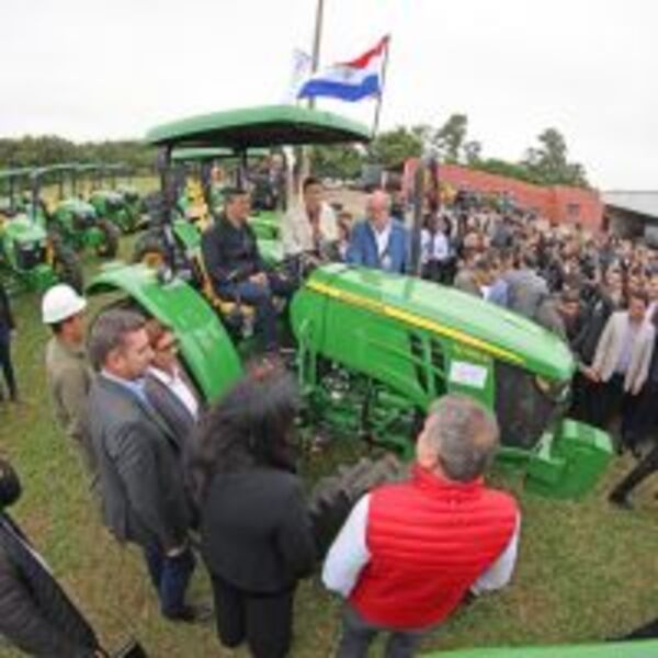 Gobierno en Marcha: Entrega histórica de maquinarias viales a las 17 gobernaciones :: Presidencia de la República del Paraguay